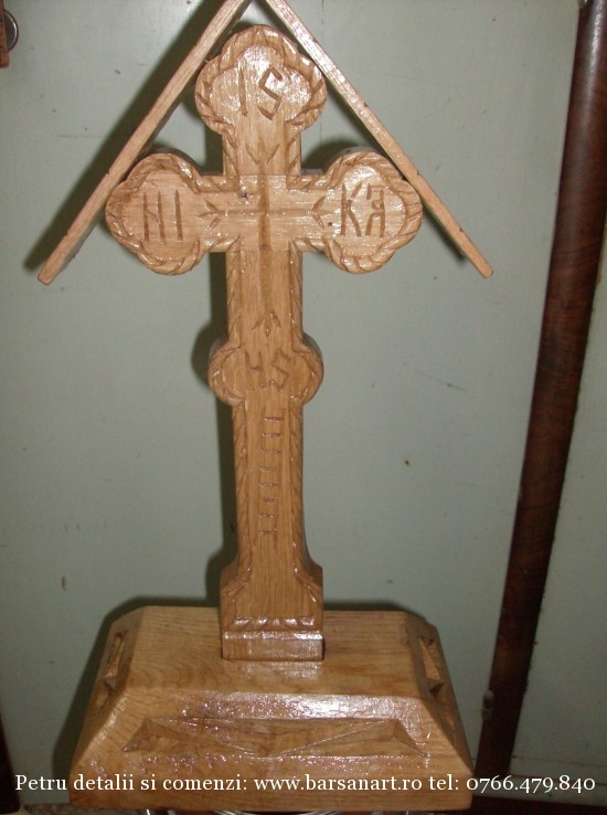 Cruce din lemn cu suport