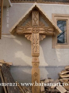 Cruce sculptata cu raze