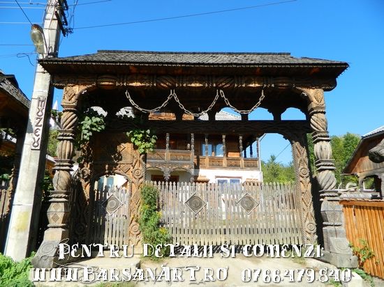 Poarta sculptata din lemn din Barsana