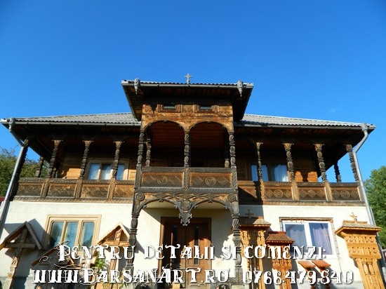 Casa cu balcon sculptat din lemn