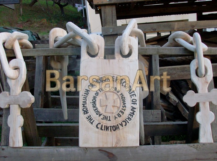 BarsanArt Blazon sculptat cu lant din lemn